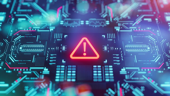 Znak ostrzegawczy nad podzespołami komputerowymi